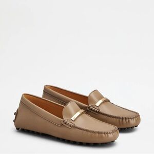 Tod’s Women Gommino Driving Shoes in Leather// Size 9 or Italian Size 39